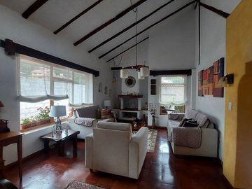 Vendo casa amplia sector calle Roma con área verde se acepta departamentos como parte de pago ideal para inversionistas