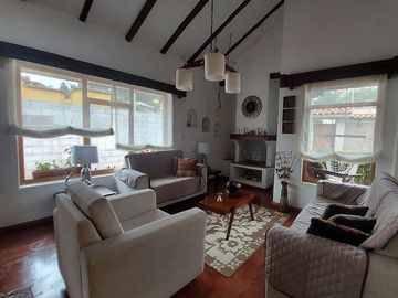 Vendo casa amplia sector calle Roma con área verde se acepta departamentos como parte de pago ideal para inversionistas
