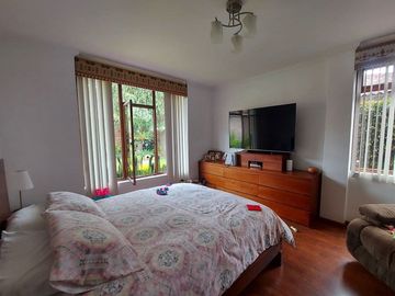 Vendo casa amplia sector calle Roma con área verde se acepta departamentos como parte de pago ideal para inversionistas