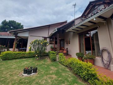 Vendo casa amplia sector calle Roma con área verde se acepta departamentos como parte de pago ideal para inversionistas