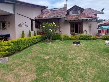 Vendo casa amplia sector calle Roma con área verde se acepta departamentos como parte de pago ideal para inversionistas