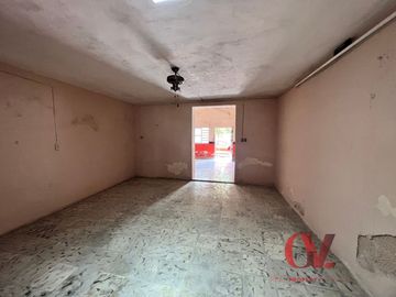 CASA COLONIAL DE UNA PLANTA EN EL CENTRO PARA RENOVAR