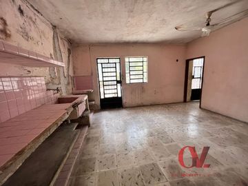 CASA COLONIAL DE UNA PLANTA EN EL CENTRO PARA RENOVAR