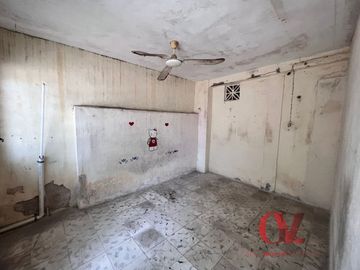 CASA COLONIAL DE UNA PLANTA EN EL CENTRO PARA RENOVAR