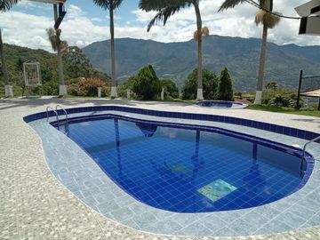 Te vendo esta preciosa casa finca de descanso con cuatro niveles a puerta cerrada, bien barata en Copacabana.