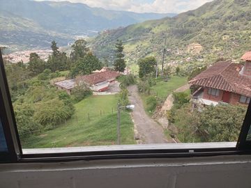 Te vendo esta preciosa casa finca de descanso con cuatro niveles a puerta cerrada, bien barata en Copacabana.