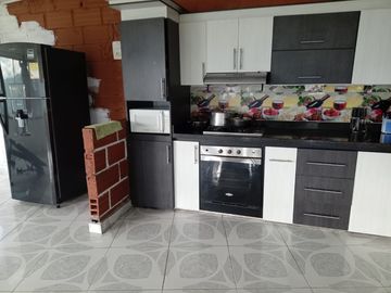 Te vendo esta preciosa casa finca de descanso con cuatro niveles a puerta cerrada, bien barata en Copacabana.