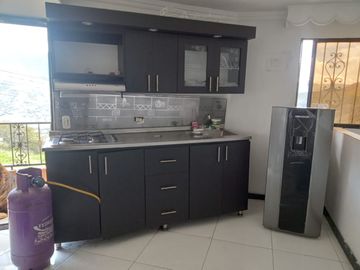 Te vendo esta preciosa casa finca de descanso con cuatro niveles a puerta cerrada, bien barata en Copacabana.