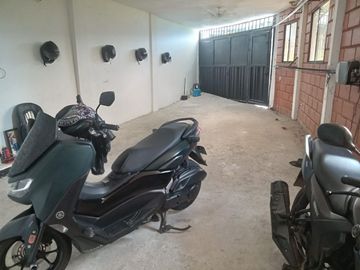 Te vendo esta preciosa casa finca de descanso con cuatro niveles a puerta cerrada, bien barata en Copacabana.