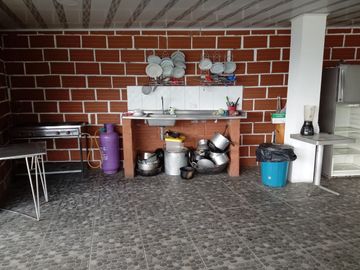 Te vendo esta preciosa casa finca de descanso con cuatro niveles a puerta cerrada, bien barata en Copacabana.