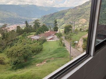 Te vendo esta preciosa casa finca de descanso con cuatro niveles a puerta cerrada, bien barata en Copacabana.