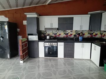 Te vendo esta preciosa casa finca de descanso con cuatro niveles a puerta cerrada, bien barata en Copacabana.