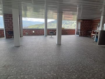 Te vendo esta preciosa casa finca de descanso con cuatro niveles a puerta cerrada, bien barata en Copacabana.