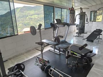 Te vendo esta preciosa casa finca de descanso con cuatro niveles a puerta cerrada, bien barata en Copacabana.