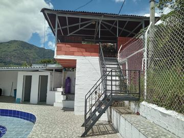 Te vendo esta preciosa casa finca de descanso con cuatro niveles a puerta cerrada, bien barata en Copacabana.