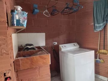 Te vendo esta preciosa casa finca de descanso con cuatro niveles a puerta cerrada, bien barata en Copacabana.