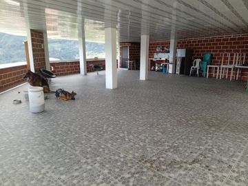Te vendo esta preciosa casa finca de descanso con cuatro niveles a puerta cerrada, bien barata en Copacabana.