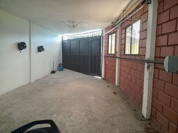 Te vendo esta preciosa casa finca de descanso con cuatro niveles a puerta cerrada, bien barata en Copacabana.