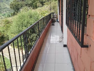 Te vendo esta preciosa casa finca de descanso con cuatro niveles a puerta cerrada, bien barata en Copacabana.