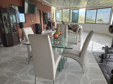 Te vendo esta preciosa casa finca de descanso con cuatro niveles a puerta cerrada, bien barata en Copacabana.