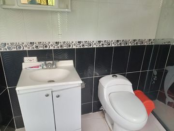 Te vendo esta preciosa casa finca de descanso con cuatro niveles a puerta cerrada, bien barata en Copacabana.