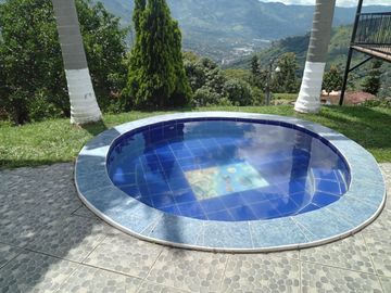 Te vendo esta preciosa casa finca de descanso con cuatro niveles a puerta cerrada, bien barata en Copacabana.