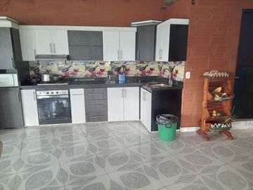 Te vendo esta preciosa casa finca de descanso con cuatro niveles a puerta cerrada, bien barata en Copacabana.