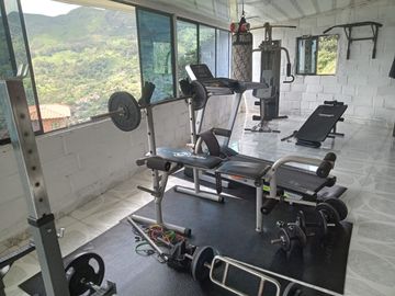 Te vendo esta preciosa casa finca de descanso con cuatro niveles a puerta cerrada, bien barata en Copacabana.