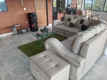 Te vendo esta preciosa casa finca de descanso con cuatro niveles a puerta cerrada, bien barata en Copacabana.