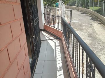 Te vendo esta preciosa casa finca de descanso con cuatro niveles a puerta cerrada, bien barata en Copacabana.