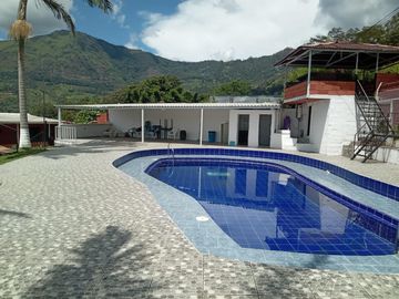 Te vendo esta preciosa casa finca de descanso con cuatro niveles a puerta cerrada, bien barata en Copacabana.