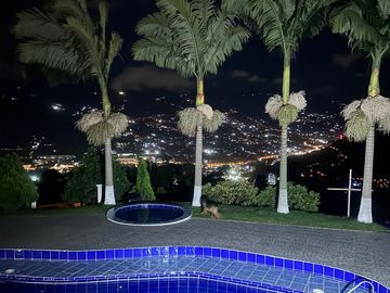Te vendo esta preciosa casa finca de descanso con cuatro niveles a puerta cerrada, bien barata en Copacabana.