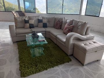 Te vendo esta preciosa casa finca de descanso con cuatro niveles a puerta cerrada, bien barata en Copacabana.