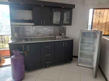 Te vendo esta preciosa casa finca de descanso con cuatro niveles a puerta cerrada, bien barata en Copacabana.