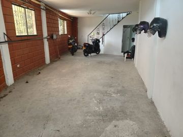 Te vendo esta preciosa casa finca de descanso con cuatro niveles a puerta cerrada, bien barata en Copacabana.