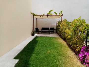 Casa con Roof garden y cuarto de servicio en Cumbres delLago Juriquilla.