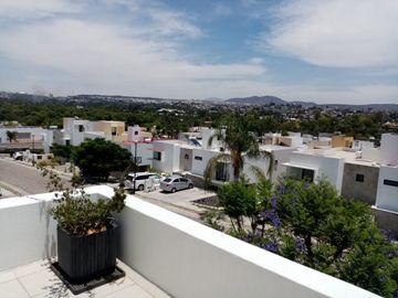 Casa con Roof garden y cuarto de servicio en Cumbres delLago Juriquilla.