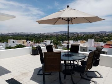 Casa con Roof garden y cuarto de servicio en Cumbres delLago Juriquilla.