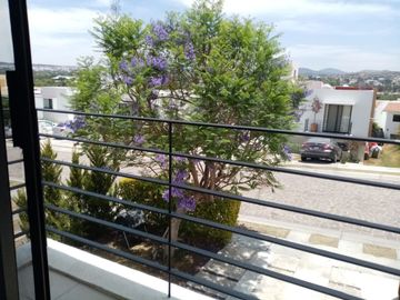 Casa con Roof garden y cuarto de servicio en Cumbres delLago Juriquilla.