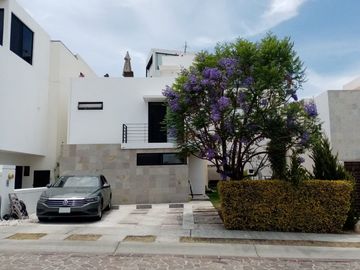 Casa con Roof garden y cuarto de servicio en Cumbres delLago Juriquilla.