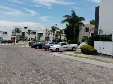 Casa con Roof garden y cuarto de servicio en Cumbres delLago Juriquilla.