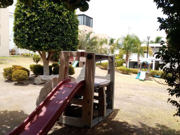 Casa con Roof garden y cuarto de servicio en Cumbres delLago Juriquilla.
