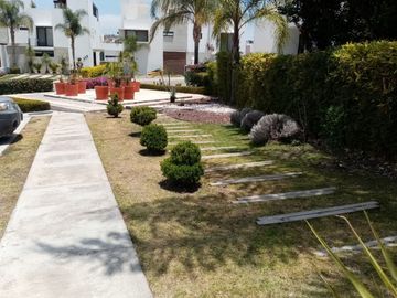 Casa con Roof garden y cuarto de servicio en Cumbres delLago Juriquilla.