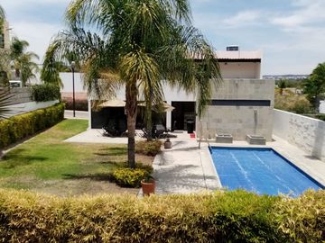 Casa con Roof garden y cuarto de servicio en Cumbres delLago Juriquilla.