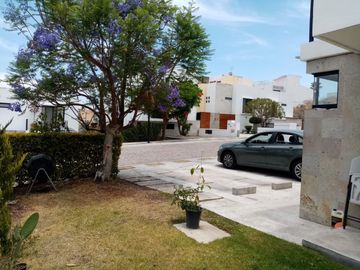 Casa con Roof garden y cuarto de servicio en Cumbres delLago Juriquilla.