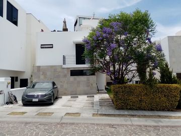 Casa con Roof garden y cuarto de servicio en Cumbres delLago Juriquilla.