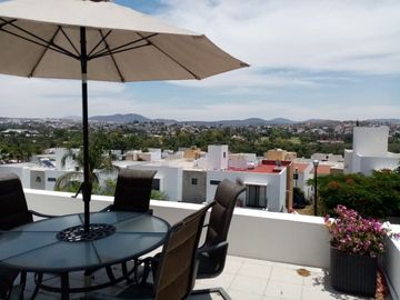 Casa con Roof garden y cuarto de servicio en Cumbres delLago Juriquilla.