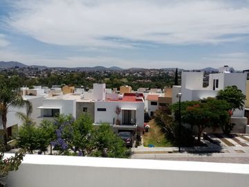 Casa con Roof garden y cuarto de servicio en Cumbres delLago Juriquilla.
