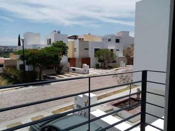 Casa con Roof garden y cuarto de servicio en Cumbres delLago Juriquilla.