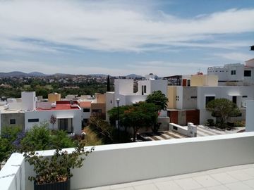 Casa con Roof garden y cuarto de servicio en Cumbres delLago Juriquilla.